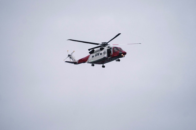 スコットランドの海の上を飛んでいる沿岸警備隊のヘリコプター