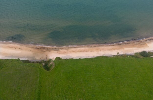 Фото Береговая линия с воздуха фон моря и пляжа с дрона