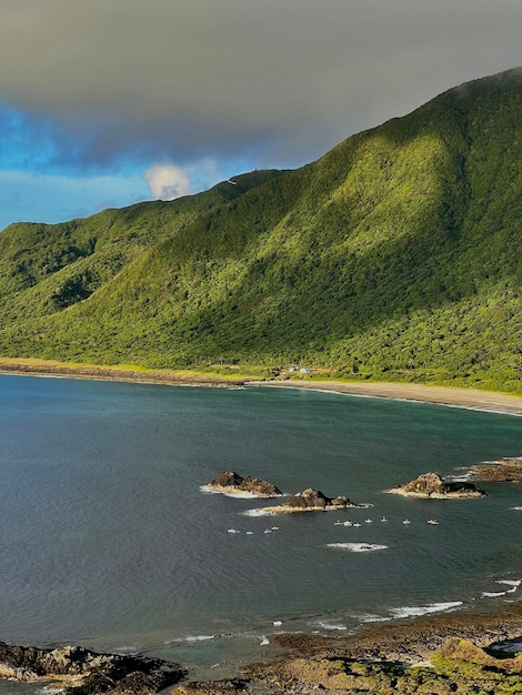 Foto linea costiera e vista delle montagne nell'isola delle orchidee di lanyu, taiwan