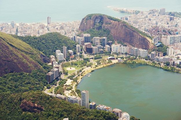 Foto natura costiera o drone con oceano città o ambiente con onde o viaggio di fuga con vacanza mare terra o nuvole con acqua o vacanza con paesaggio o edifici con vista aerea o cielo