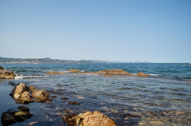 晴れた日の海岸線と海の波、コートダジュール、フランス