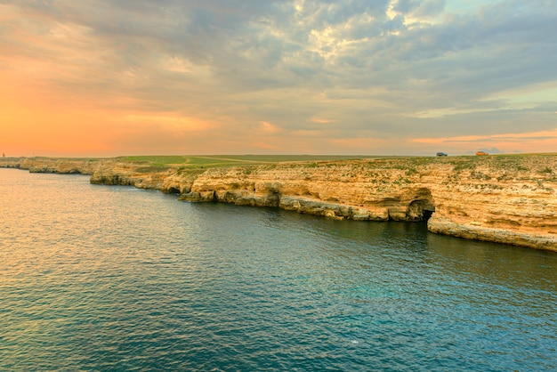 Photo the coastline of the tarkhankutsky nature reserve on the crimean peninsula