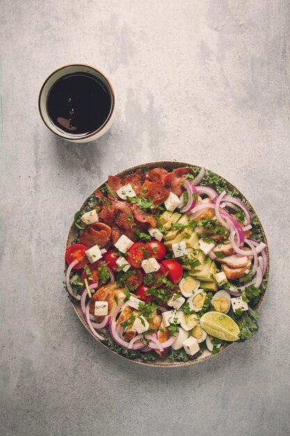 Vista superiore dell'alimento di keto dell'insalata di cobb nessun primo piano della gente