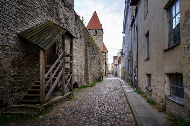 Photo cobbled alley with medieval houses and stone wall in tallinn estonia.