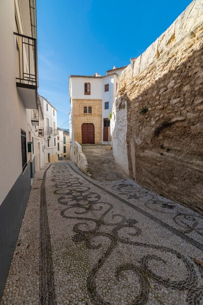 Strada acciottolata in alhama de granada, spagna