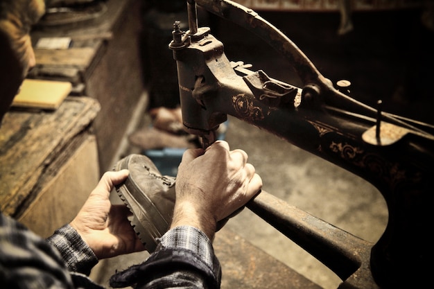 Foto cobbler al lavoro