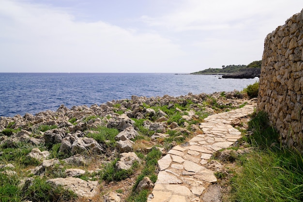 Photo cobblestone path coast access beach mediterranean sea in south antibes juanlespins france southeast