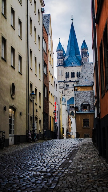 Photo a cobblestone street in the old town of heidelberg