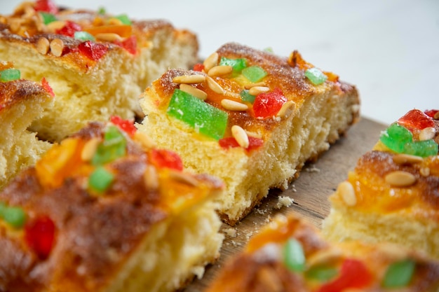 코카 드 산 조안. 스페인에 여름이 온 것을 축하하는 전통 산후안 케이크.