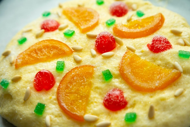 코카 드 산 조안. 스페인에 여름이 온 것을 축하하는 전통 산후안 케이크.