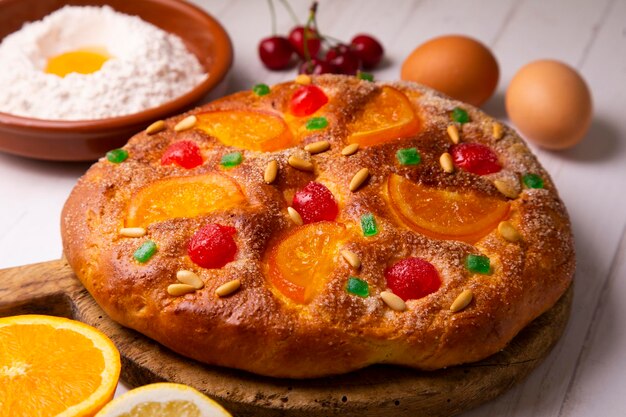 Coca de Sant Joan. Traditionele San Juan-cake om de komst van de zomer in Spanje te vieren, gemaakt met b