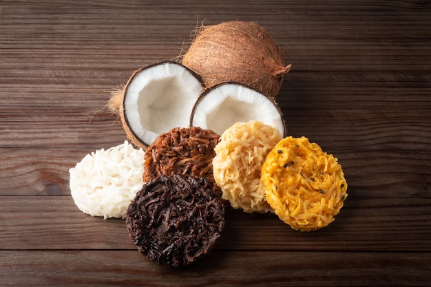 Cocada Coconut Candy op rustieke houten achtergrond.