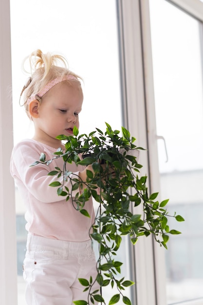 Cochleair implantaat voor baby-doof kind met gehoorapparaat gezondheidszorg en geneeskunde technologie en innova