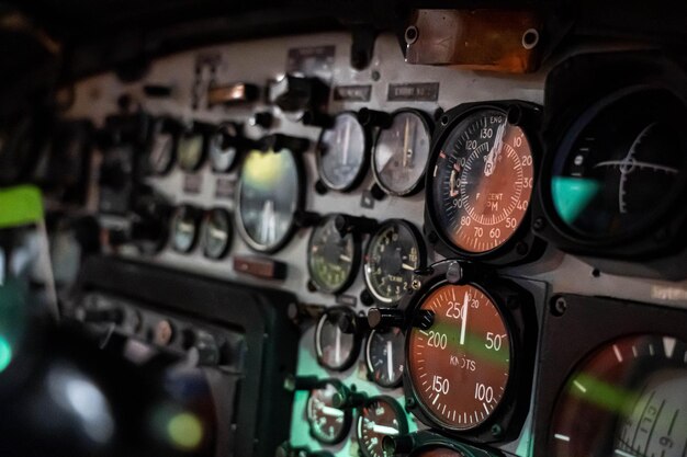 Foto pannello di controllo della cabina di pilotaggio di un vecchio aereo