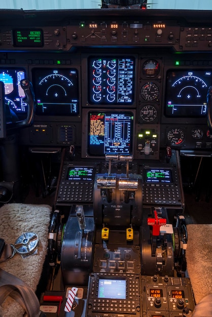 Foto cockpit interieur van een private jet nachtmodus rechtenvrije stockafbeeldingen