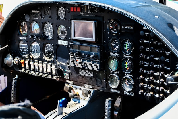 Foto cockpit van een vliegtuig. in een vliegtuigcockpit, kleine vliegtuigcockpit