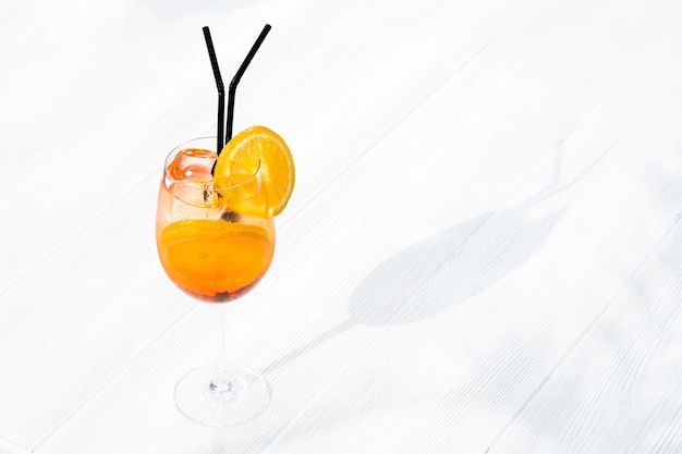 Cocktail aperol spritz op een witte achtergrond. traditionele Italiaanse alcoholische verfrissende drank