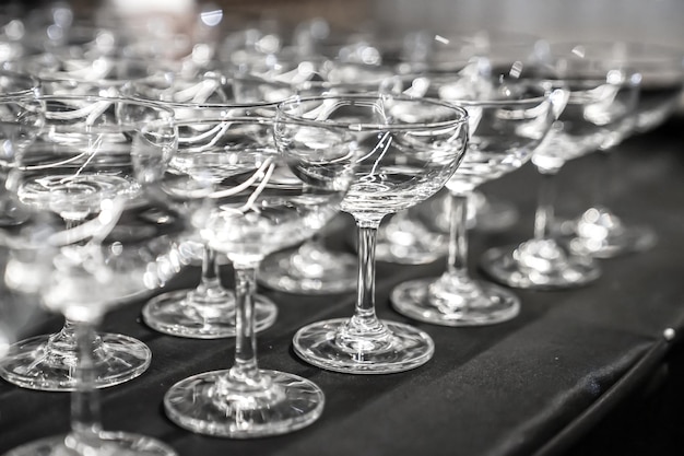 Cocktail arrange in the line on black table.