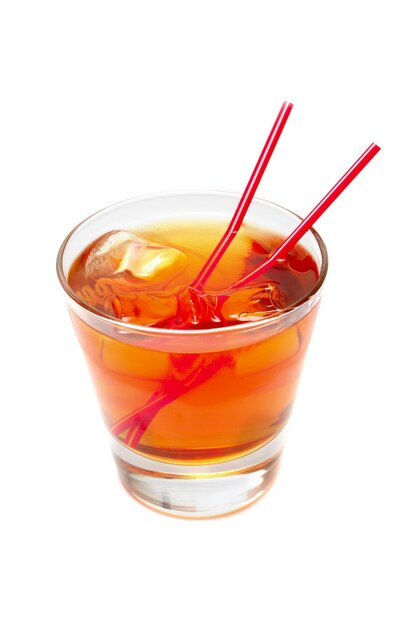 Cocktail bij het glas met stro twee op een witte achtergrond