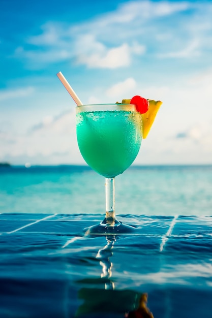 Cocktail bij het zwembad op de achtergrond van de Indische Oceaan, Malediven.