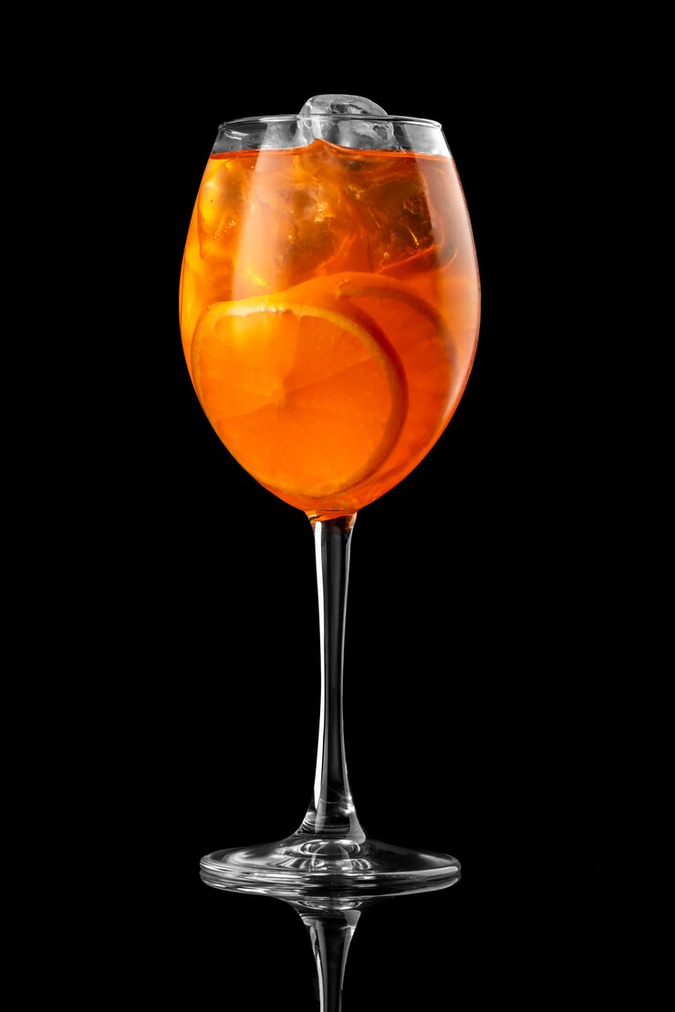 カクテル黒の背景メニューのレストランのバーウォッカのトニックオレンジaperol spritzプロ