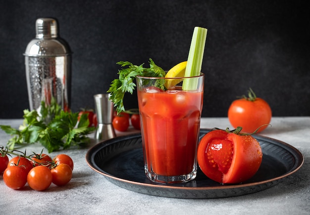 Foto cocktail bloody mary con ghiaccio, limone e sedano