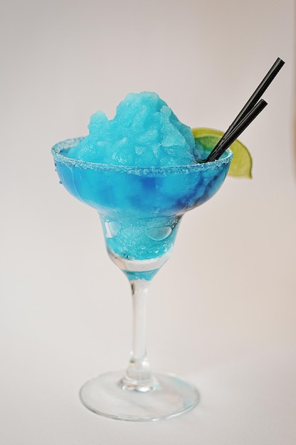 Foto cocktail margarita blu isolato su sfondo bianco