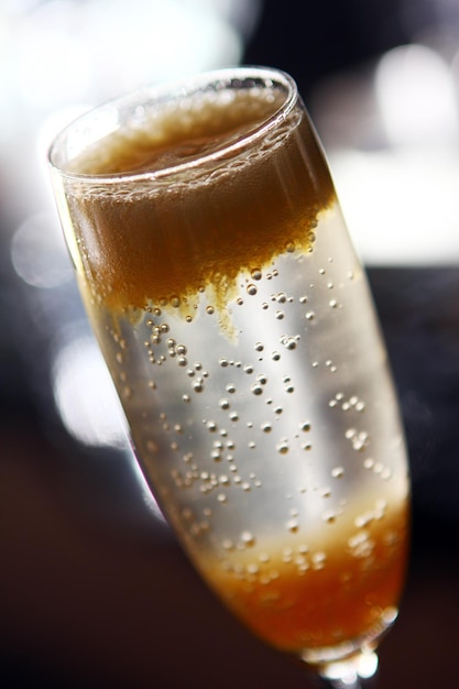 Foto cocktail in un bicchiere di champagne in un bar
