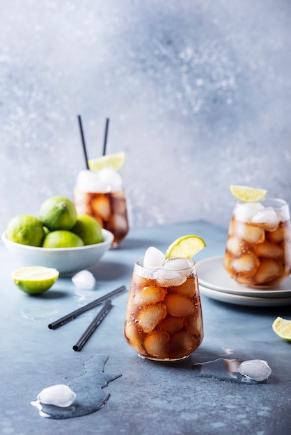 Cocktail Cuba libre met rum, limoen en cola