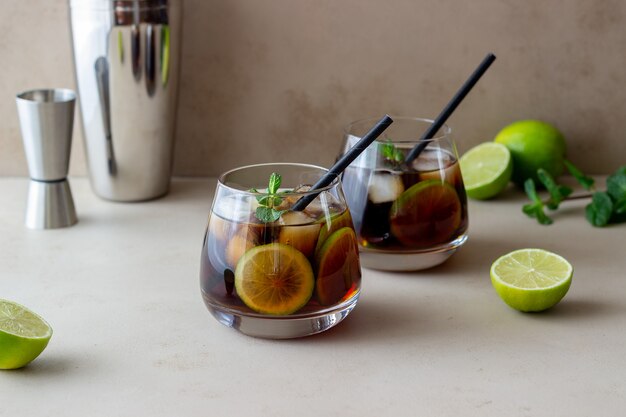 Коктейль cuba libre с лаймом и льдом. Ром и кола Алкогольные напитки. Бар. Ресторан.