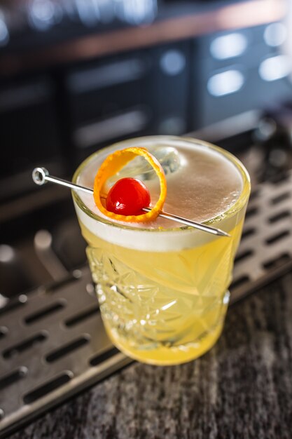 Cocktail drink whisky sour al bancone del night club o al ristorante.
