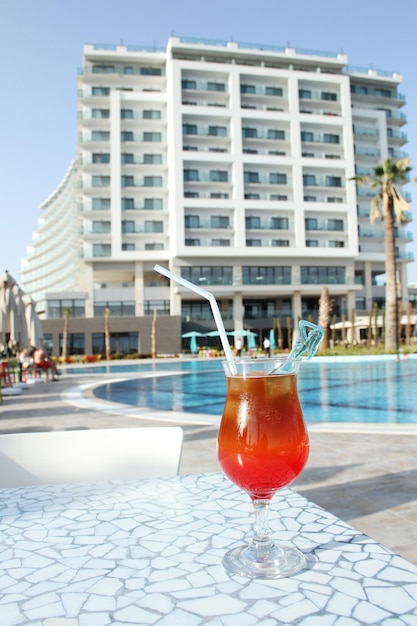 Photo cocktail drinks poolside