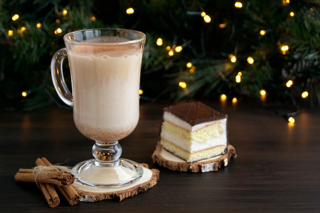 Коктейль eggnog на фоне огней Боке.