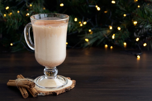 Коктейль eggnog на фоне огней Боке.