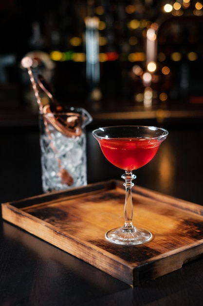 Cocktail en gebruiksvoorwerpen om te koken op de achtergrond van de bar