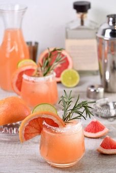 Cocktail di lime e rosmarino freschi abbinati a succo di pompelmo fresco e tequila