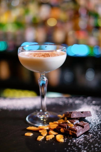 Cocktail gegarneerd met gedroogde chocolade op de toog Het concept van de juiste bereiding van dranken