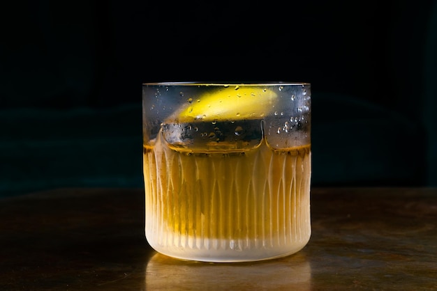 Cocktail gin whisky zacapa op de vintage houten bar