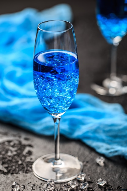 ブルーハワイのカクテルグラス。青いハワイアンアルコールカクテル