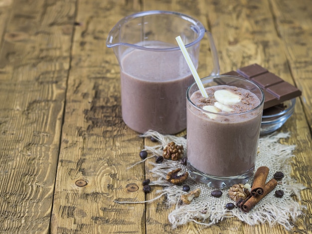 Cocktail in un bicchiere con frullati al cioccolato.