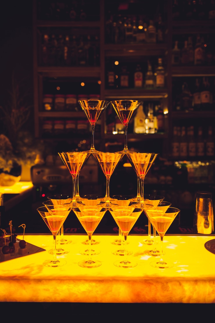 Photo ドリンクを飲みながらカクテルグラス