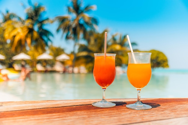 夏のプールサイド、リゾートのビーチサイドでのカクテルグラス。トロピカル アイランド クローズ アップ屋外バー カフェ
