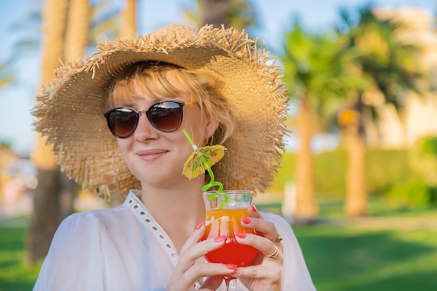 Cocktail in de handen van een vrouw.