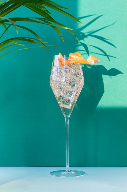 Cocktail in een glas met gekleurde achtergronden en schaduwen op de muur