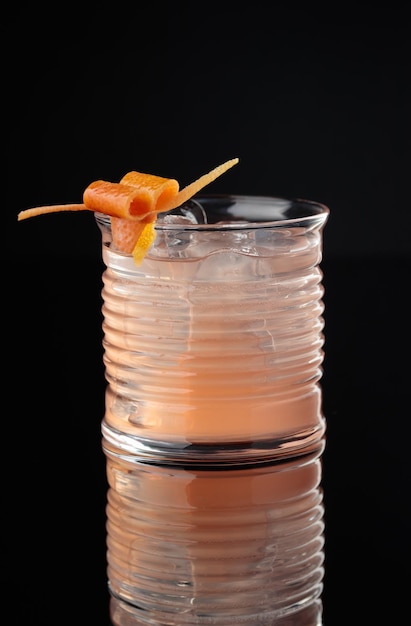 Cocktail in een glas op een zwarte achtergrond