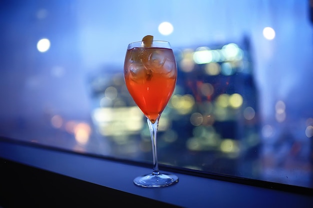 cocktail in een modern restaurant / glas met een heldere cocktail in het modieuze interieur in het restaurant, nachtclub