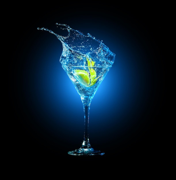 Cocktail in glas met spatten en citroen op donkere achtergrond partyclub entertainment gemengd licht