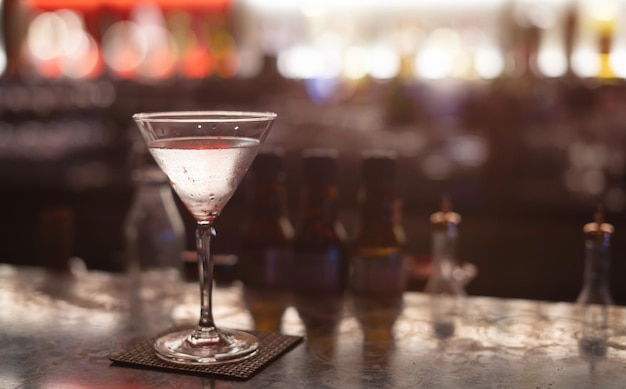 Cocktail in martini glas De achtergrond van de nachtclub