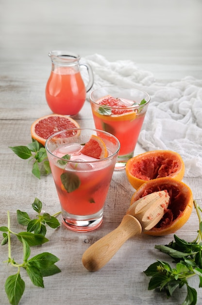 Cocktail di succo di pompelmo rosso spremuto e foglie di basilico lemonxa cosa c'è di meglio in una calda giornata di sole volabile
