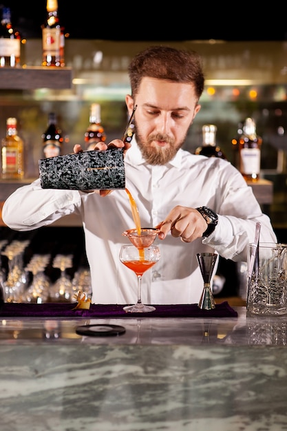 Cocktail maken aan de bar. Verse cocktail